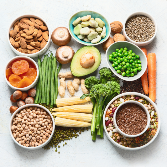 Pflanzliche Proteine aus Edamame und Sojabohnen als nachhaltige Alternative zu tierischem Eiweiß – gesunder veganer Protein Snack für Sportler und bewusste Ernährung.