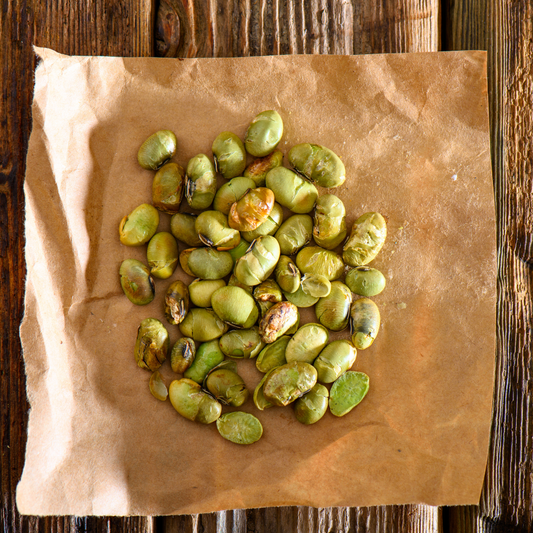 Geröstete Edamame Bohnen als veganer High Protein Snack – natürlicher Crunch mit hohem Proteingehalt, ideale Alternative zu Chips und Riegeln.